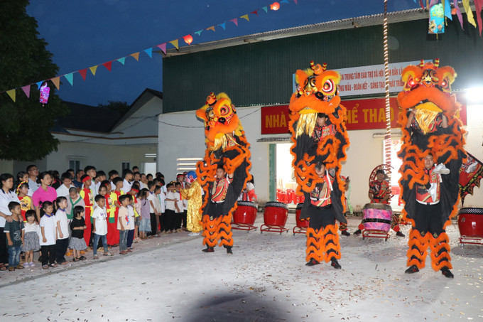 Các em thanh, thiếu nhi đang được chăm sóc, nuôi dưỡng tại Trung tâm Bảo trợ xã hội và Trẻ em tỉnh cùng Trung tâm Bảo trợ xã hội Chùa Bửu Thắng II xem biểu diễn múa lân. trung-thu-dak-lak-3.jpg