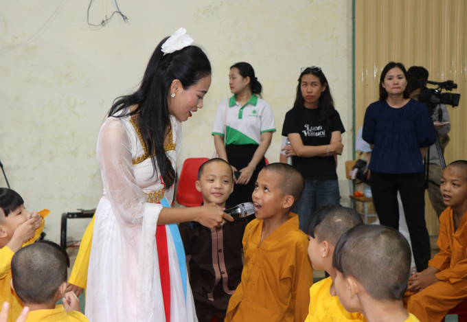Trẻ em tại Trung tâm Bảo trợ xã hội Chùa Bửu Thắng II hào hứng tham gia trò chơi đố vui có thưởng. Trẻ em tại Trung tâm Bảo trợ xã hội Chùa Bửu Thắng II hào hứng tham gia trò chơi đố vui có thưởng.