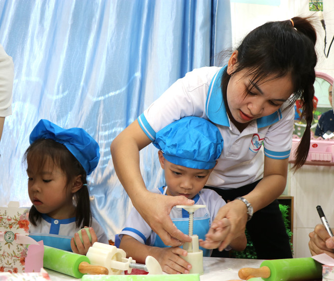 Các cháu thiếu nhi tại Trường mầm non Họa Mi (phường Buôn Ma Thuột, tỉnh Đắk Lắk), tham gia hoạt động làm bánh trung thu. Các cháu thiếu nhi tại Trường mầm non Họa Mi (phường Buôn Ma Thuột, tỉnh Đắk Lắk), tham gia hoạt động làm bánh trung thu.
