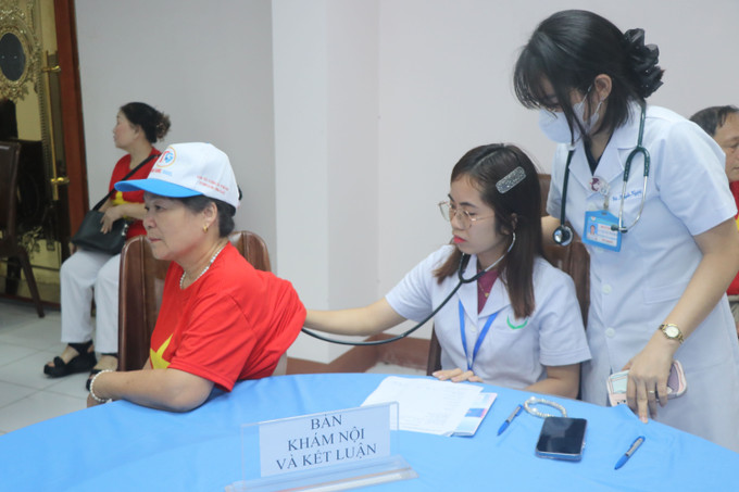 Hội viên người cao tuổi đã được các y, bác sĩ của Bệnh viện Đa khoa Bắc Kạn và Trung tâm Y tế Bắc Kạn trực tiếp khám, tư vấn, hướng dẫn cách sử dụng thuốc và cấp thuốc miễn phí. Hội viên người cao tuổi đã được các y, bác sĩ của Bệnh viện Đa khoa Bắc Kạn và Trung tâm Y tế Bắc Kạn trực tiếp khám, tư vấn, hướng dẫn cách sử dụng thuốc và cấp thuốc miễn phí.