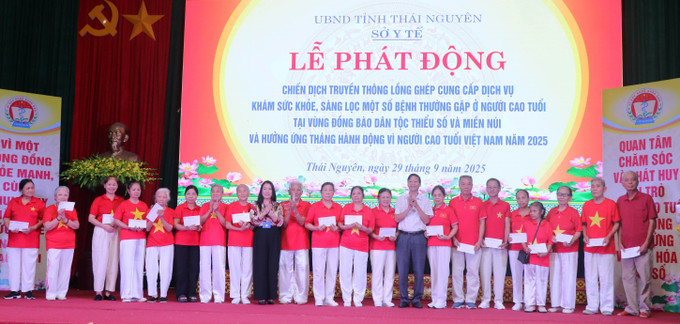 Ban tổ chức tặng quà tặng cho người cao tuổi có hoàn cảnh khó khăn của phường Bắc Kạn. Ban tổ chức tặng quà tặng cho người cao tuổi có hoàn cảnh khó khăn của phường Bắc Kạn.