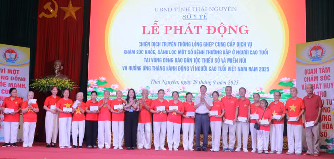 Ban tổ chức tặng quà tặng cho người cao tuổi có hoàn cảnh khó khăn của phường Bắc Kạn.