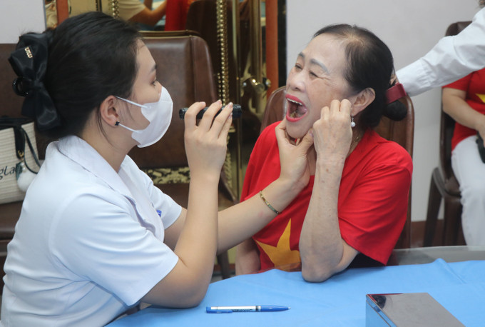 Y, bác sĩ của Bệnh viện Đa khoa Bắc Kạn và Trung tâm Y tế Bắc Kạn trực tiếp khám sàng lọc, tư vấn, hướng dẫn cách sử dụng thuốc và cấp thuốc miễn phí cho người dân. kham-suc-khoe-cho-nguoi-cao-tuoi-5.jpg