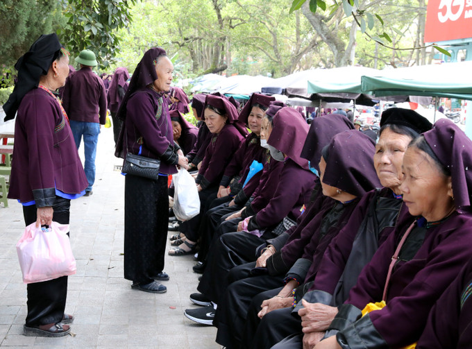 Đông đảo đồng bào Nùng, Tày tỉnh Lạng Sơn và các tỉnh trong khu vực như: Thái Nguyên, Bắc Ninh tập trung về Công viên Hoàng Văn Thụ (phường Lương Văn Tri, tỉnh Lạng Sơn) giao lưu hát then, hát sli giao lưu.