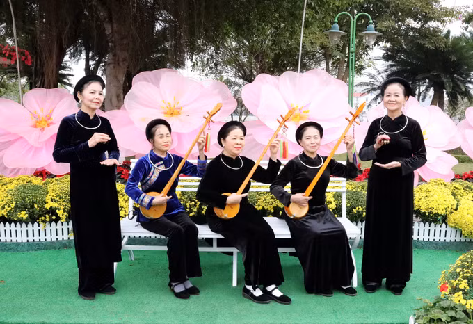 Câu lạc bộ hát then, đàn tính phường Đông Kinh, tỉnh Lạng Sơn.