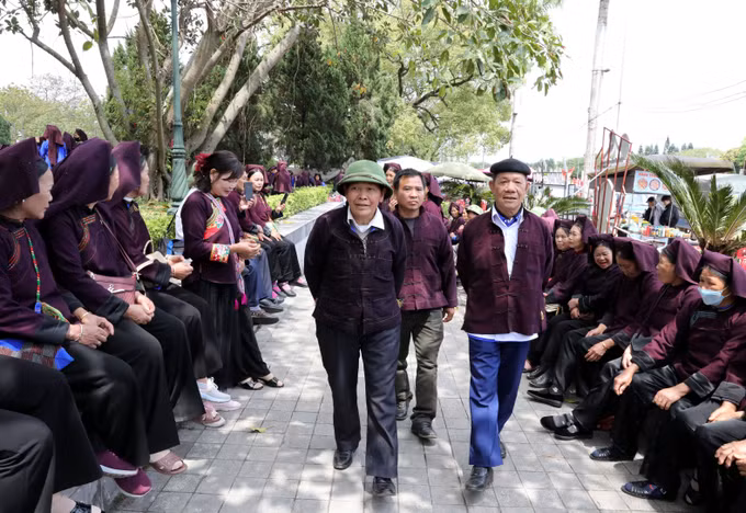 Đông đảo đồng bào Nùng, Tày tỉnh Lạng Sơn và các tỉnh trong khu vực như: Thái Nguyên, Bắc Ninh tập trung về Công viên Hoàng Văn Thụ (phường Lương Văn Tri, tỉnh Lạng Sơn) hát then, hát sli giao lưu.