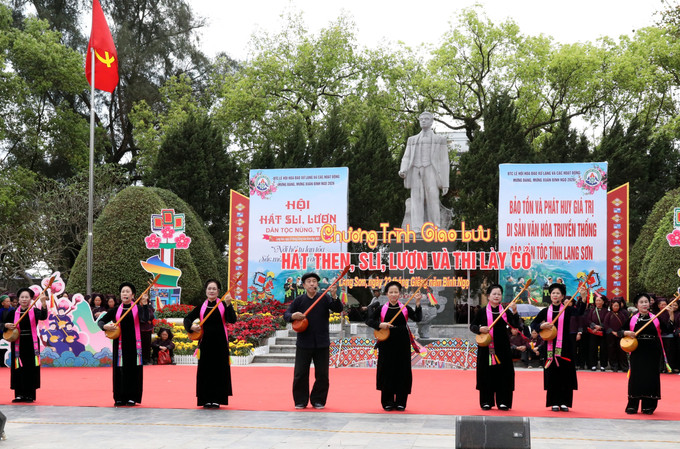 Câu lạc bộ hát then, đàn tính phường Đông Kinh, tỉnh Lạng Sơn tại Chương trình giao lưu.