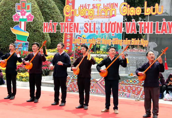 Câu lạc bộ hát then, đàn tính xã Tân Văn, tỉnh Lạng Sơn tại Chương trình giao lưu.
