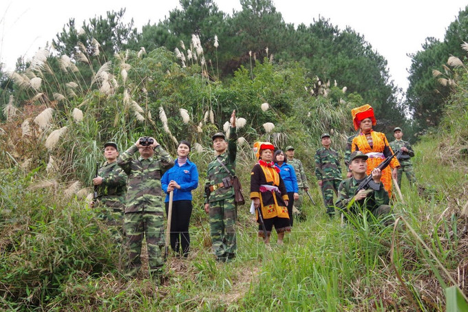 Bộ đội Biên phòng Lạng Sơn cùng nhân dân biên giới phối hợp tuần tra, bảo vệ đường biên cột mốc, chống xuất nhập cảnh trái phép. Ảnh tư liệu: Quang Duy/TTXVN
