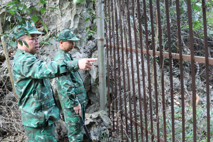 Bộ đội biên phòng cửa khẩu Tân Thanh, tỉnh Lạng Sơn kiểm tra cơ động, thường trực hàng rào biên giới khu vực mốc 1106, thôn Cốc Nam, xã Hoàng Văn Thụ. Ảnh: Quang Duy/TTXVN