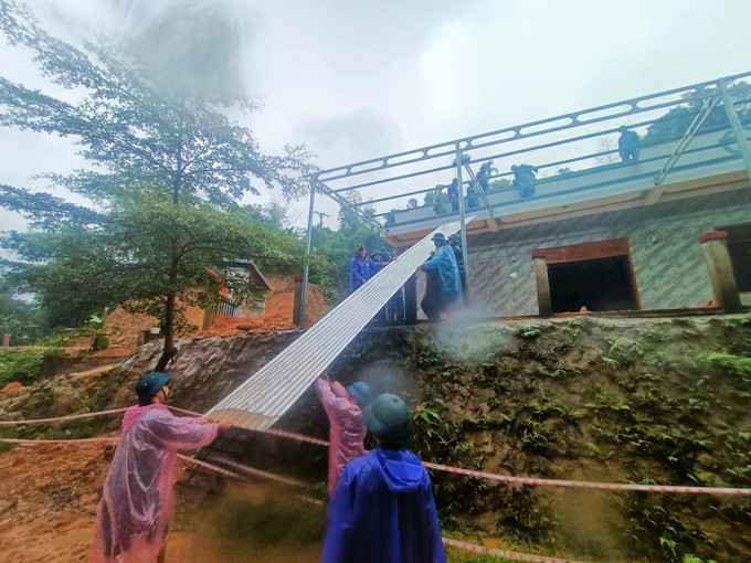 Một trong những ngôi nhà bị hư hại hoàn toàn ở xã Trà Leng đang được xây dựng mới.