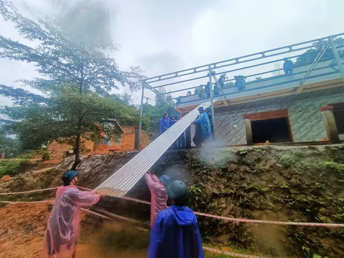 Một trong những ngôi nhà bị hư hại hoàn toàn ở xã Trà Leng đang được xây dựng mới.