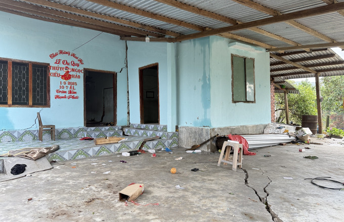 Nhà cửa bị nứt toác do sạt lở núi khiến người dân thôn Vĩnh Xuân, xã Tuy An Tây, tỉnh Đắk Lắk không thể quay trở về.