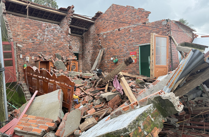 Một ngôi nhà trong xóm Lớn, thôn Vĩnh Xuân, xã Tuy An Tây, tỉnh Đắk Lắk đổ sập do sụt lún đất đồi.