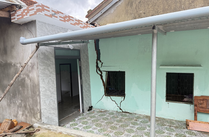 Nhà dân bị hư hại do sạt lở tại thôn Vĩnh Xuân, xã Tuy An Tây, tỉnh Đắk Lắk, nguy cơ mất an toàn cao.