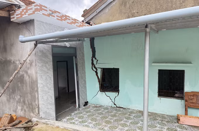 Nhà dân bị hư hại do sạt lở tại thôn Vĩnh Xuân, xã Tuy An Tây, tỉnh Đắk Lắk, nguy cơ mất an toàn cao.
