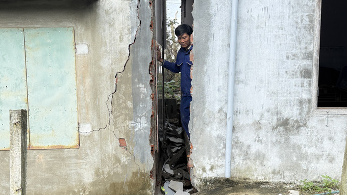 Một ngôi nhà của người dân thôn Vĩnh Xuân, xã Tuy An Tây (Đắk Lắk) bị tách đôi do hiện tượng sụt lún và sạt lở đất.