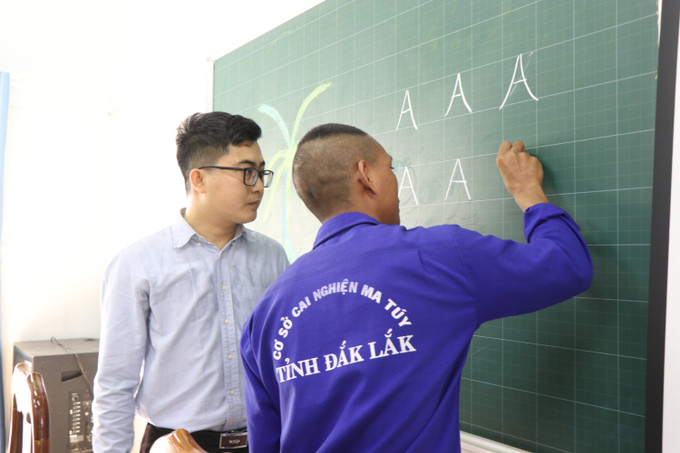 Giáo viên tận tình dạy chữ cho học viên.