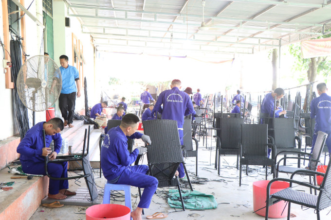 Học viên cai nghiện ma tuý học nghề đan ghế mây.