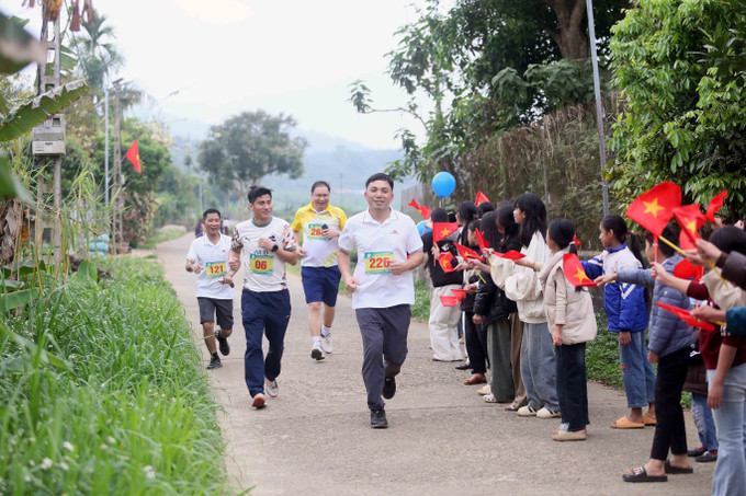 Nhóm VĐV nam lãnh đạo các sở, ngành, đơn vị, xã, phường tham gia giải chạy “Hành trình xanh Bình Thuận” năm 2026.
