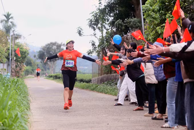 VĐV nữ lãnh đạo các sở, ngành, đơn vị, xã, phường tham gia giải chạy “Hành trình xanh Bình Thuận” năm 2026.