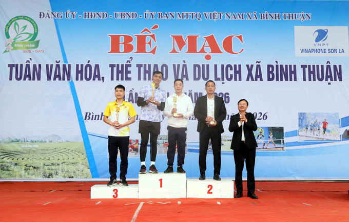 Trao giải Nhất, Nhì, Ba cho đôi nam từ 18 - 40 tuổi thi đấu môn Pickleball.