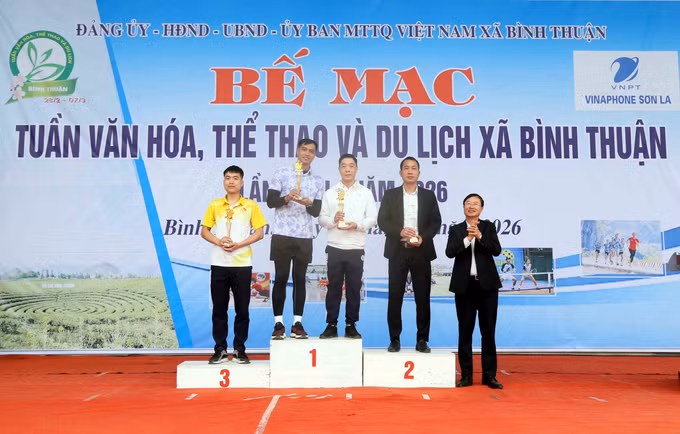 Trao giải Nhất, Nhì, Ba cho đôi nam từ 18 - 40 tuổi thi đấu môn Pickleball.
