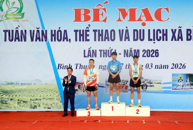 Trao HCV, HCB, HCĐ cho các VĐV nam tự do tham gia giải chạy “Hành trình xanh Bình Thuận” năm 2026.