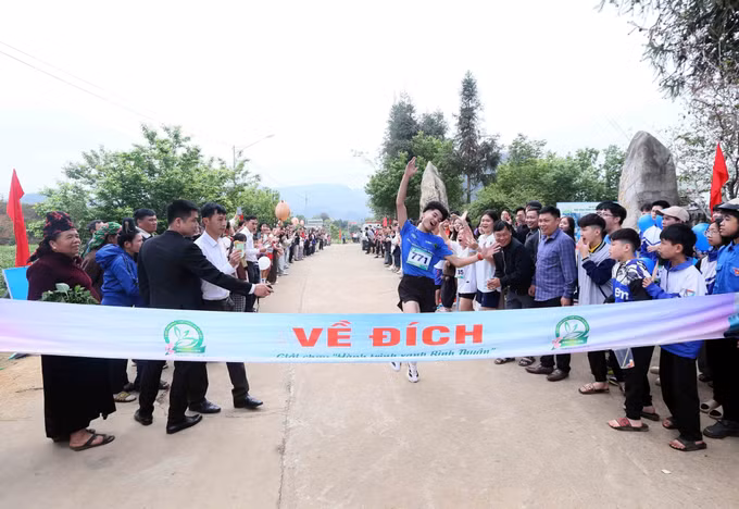 Nam VĐV tự do về đích tại giải chạy “Hành trình xanh Bình Thuận” năm 2026.