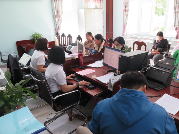 Các cán bộ Trung tâm phục vụ Hành chính công xã Bờ Y giải quyết thủ tục cho người dân sáng 1/7. Các cán bộ Trung tâm phục vụ Hành chính công xã Bờ Y giải quyết thủ tục cho người dân sáng 1/7.