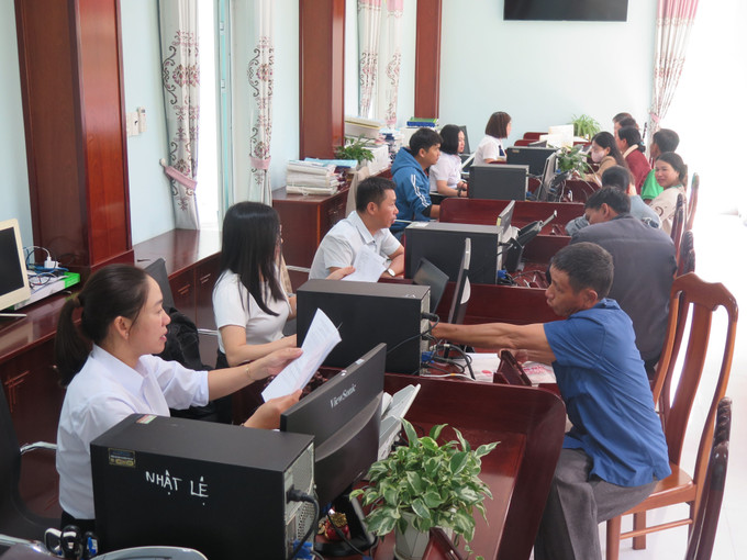 Các cán bộ Trung tâm phục vụ Hành chính công xã Bờ Y giải quyết thủ tục cho người dân sáng 1/7. xa-bo-y-quang-ngai-2.jpg