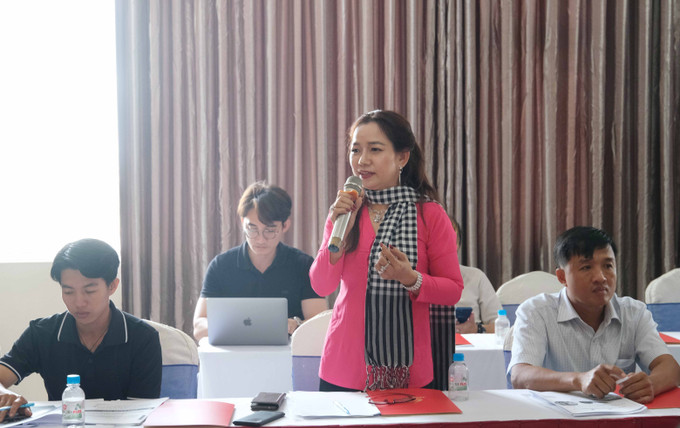 Chị Châu Thị Nương chia sẻ về mô hình sử dụng năng lượng Mặt trời ở trang trại trồng nấm dược liệu tại Hội thảo thực trạng và tiềm năng phát triển điện mặt trời trong nông nghiệp Việt Nam. Ảnh: Thanh Liêm/TTXVN netzero-rang-trai-trong-nam-d.jpg