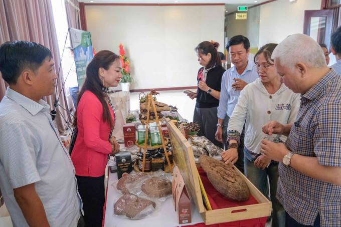 Chị Nương giới thiệu với khách hàng các sản phẩm nấm dược liệu do Nương Farm sản xuất. Ảnh: Thanh Liêm/TTXVN netzero-rang-trai-trong-nam.jpg