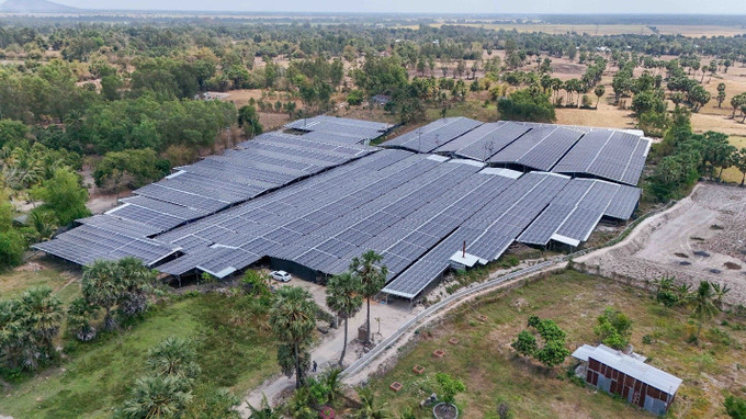 Trang trại trồng nấm dược liệu sử dụng năng lượng Mặt trời của chị Châu Thị Nương tại phường Thới Sơn, thị xã Tịnh Biên, tỉnh An Giang. Ảnh: Thanh Liêm/TTXVN netzero-rang-trai-trong-nam-b.jpg