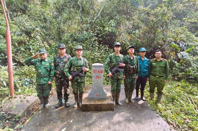 Tổ công tác của Đồn Biên phòng Mỹ Lý kiểm tra, kiểm soát tại khu vực Mốc biên giới giáp Lào. Ảnh: TTXVN phát