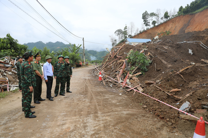 Lãnh đạo Sở Nông nghiệp và Môi trường tỉnh, Công an tỉnh và Bộ Chỉ huy quân sự tỉnh Lào Cai kiểm tra hiện trường vụ sạt lở đất trong đêm khiến 5 người thương vong ở Lào Cai, ngày 13/7/2025. Ảnh: Tuấn Anh/TTXVN lao-cai.jpg
