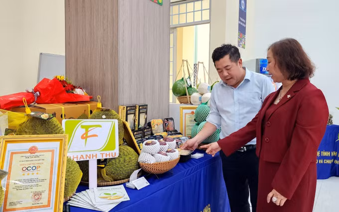 Sản phẩm OCOP được trưng bày tại không gian thương hiệu và công nghệ tỉnh Vĩnh Long.