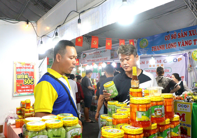 Người dân mua sắm sản phẩm OCOP tại Hội chợ Xúc tiến thương mại và du lịch tỉnh Vĩnh Long.