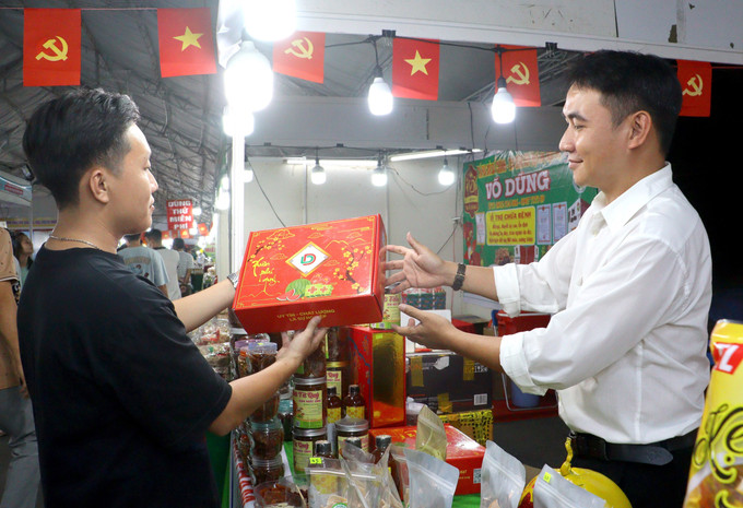 Người dân mua sắm sản phẩm OCOP tại Hội chợ Xúc tiến Thương mại và Du lịch tỉnh Vĩnh Long.