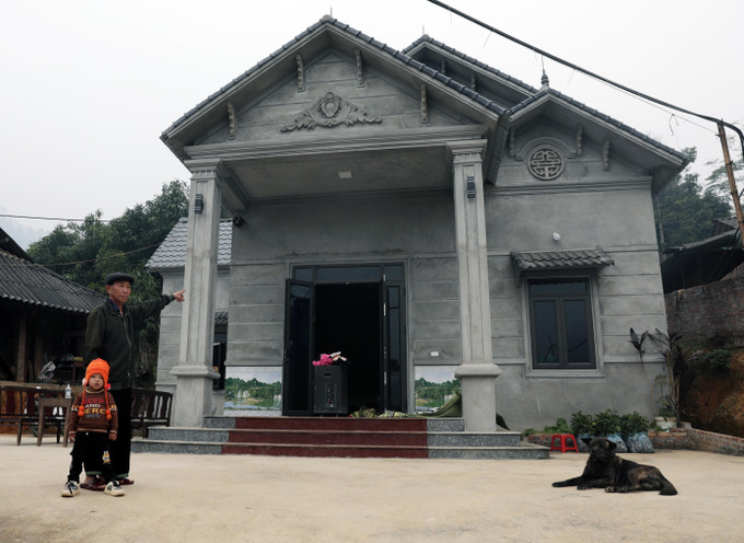 Những ngôi nhà mới khang trang được xây dựng từ Chương trình xóa nhà tạm, nhà dột nát của Chính phủ, giúp người dân xã Thu Cúc ổn định cuộc sống, yên tâm lao động sản xuất.