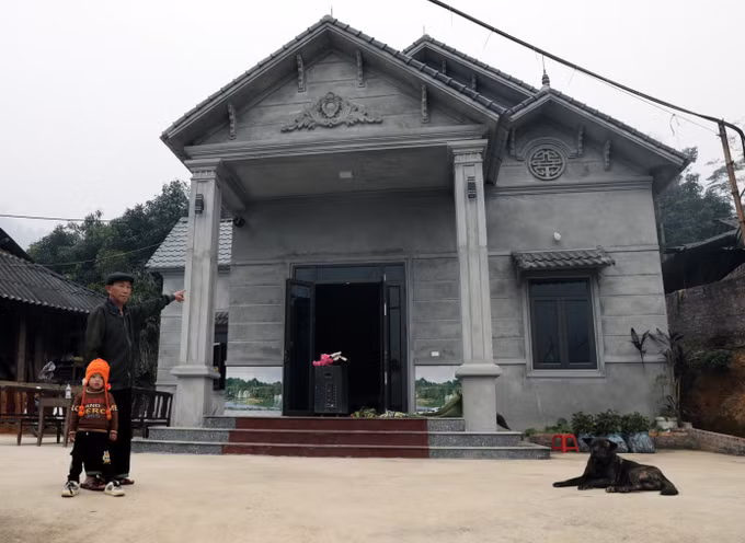 Những ngôi nhà mới khang trang được xây dựng từ Chương trình xóa nhà tạm, nhà dột nát của Chính phủ, giúp người dân xã Thu Cúc ổn định cuộc sống, yên tâm lao động sản xuất.