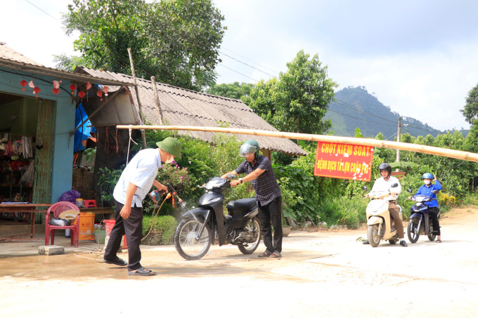 Các thành viên tại chốt kiểm soát dịch tả lợn châu Phi ở thôn Khang Chính, xã Lương Thịnh làm việc 24/24 giờ kiểm soát các phương tiện ra, vào vùng dịch. dich-ta-lon-chau-phi-o-lao-cai-1.jpg