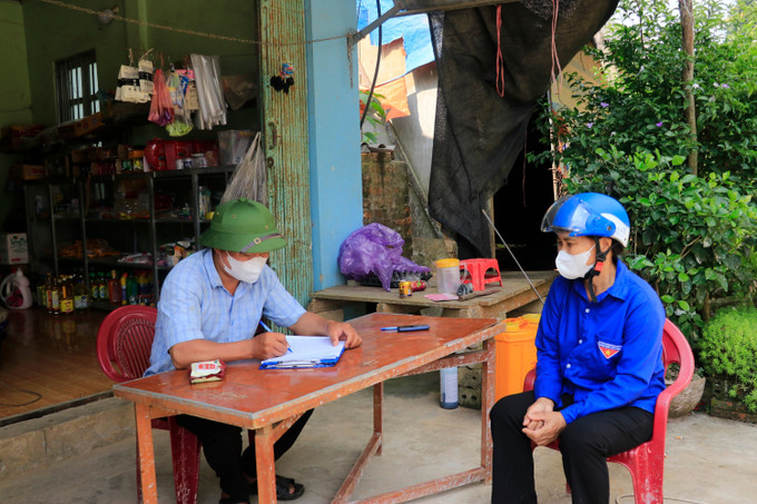 Người dân đọc biển số xe phun tiêu độc khử trùng khi qua các chốt kiểm soát dịch tả lợn châu Phi. Người dân đọc biển số xe phun tiêu độc khử trùng khi qua các chốt kiểm soát dịch tả lợn châu Phi.