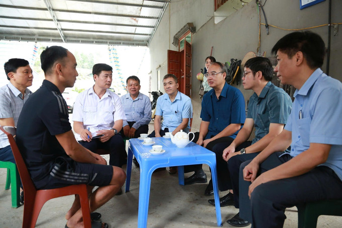 Đoàn công tác của Sở Nông nghiệp và Môi trường chia sẻ, động viên các gia đình bị thiệt hại do dịch tả lợn châu Phi. Ảnh: TTXVN phát Đoàn công tác của Sở Nông nghiệp và Môi trường chia sẻ, động viên các gia đình bị thiệt hại do dịch tả lợn châu Phi. Ảnh: TTXVN phát
