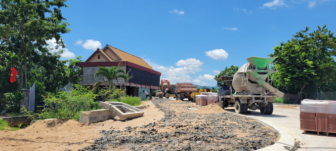 Gia đình ông Đặng Văn Thêm trú tổ 4, phường AyunPa ngăn không cho thi công vì cho rằng tuyến đường ăn sâu vào móng nhà. Ảnh: Hoài Nam/TTXVN duong-noi-thi-phuong-ayun-pa-5.jpg