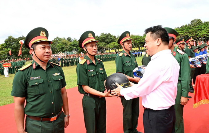 Lãnh đạo Tổng cục Chính trị QĐND Việt Nam và Ủy ban An toàn giao thông quốc gia trao tặng mũ bảo hiểm cho đại diện các lực lượng tham gia ngày hội. Lãnh đạo Tổng cục Chính trị QĐND Việt Nam và Ủy ban An toàn giao thông quốc gia trao tặng mũ bảo hiểm cho đại diện các lực lượng tham gia ngày hội.