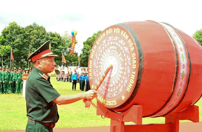 Thượng tướng Lê Quang Minh - Phó Chủ nhiệm Tổng cục Chính trị Quân đội nhân dân Việt Nam, đánh trống khai hội. thanh-nien-quan-voi-voi-van-hoa-giao-thong-7.jpg