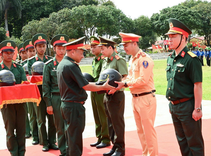 Lãnh đạo Tổng cục Chính trị Quân đội nhân dân Việt Nam và Ủy ban An toàn giao thông quốc gia trao tặng mũ bảo hiểm cho đại diện các lực lượng tham gia ngày hội. Lãnh đạo Tổng cục Chính trị Quân đội nhân dân Việt Nam và Ủy ban An toàn giao thông quốc gia trao tặng mũ bảo hiểm cho đại diện các lực lượng tham gia ngày hội.