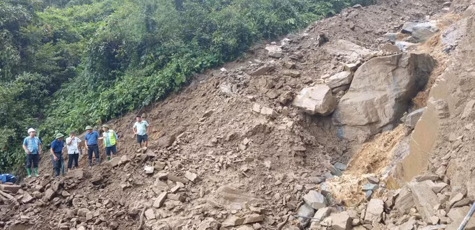 Lãnh đạo các đơn vị và chính quyền địa phương có mặt tại hiện trường trực tiếp chỉ đạo phương án khắc phục. Ảnh: TTXVN phát