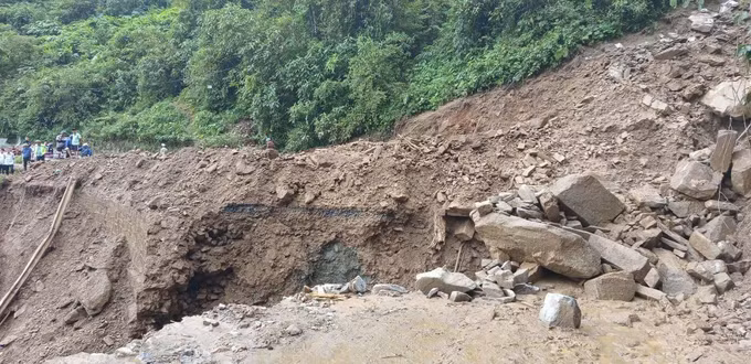 Khu vực sạt lở nghiêm trọng tại đèo Khau Phạ với 20 mét dài mặt đường. Ảnh: TTXVN phát